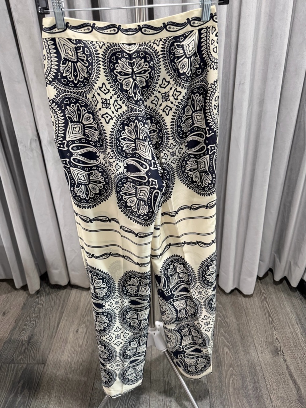 Sandro NWOT
Women’s Patterned Floaty Trousers - Picture 2 of 3